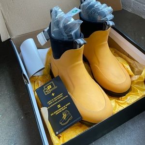 Brand new Cat Stormers 6” Boot
